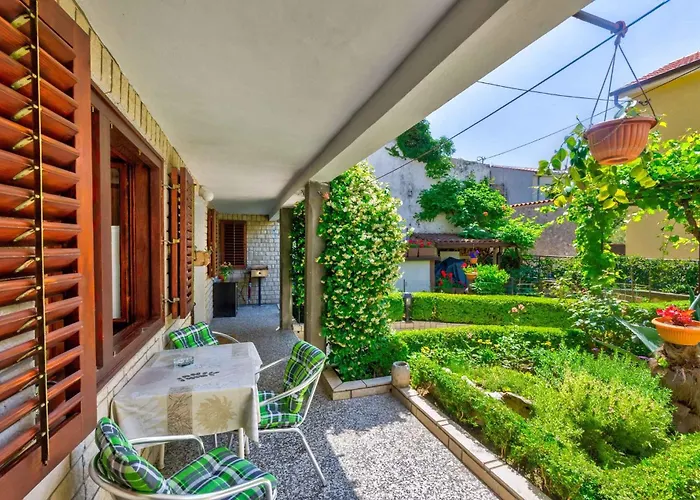 Apartment In 5803 Selce