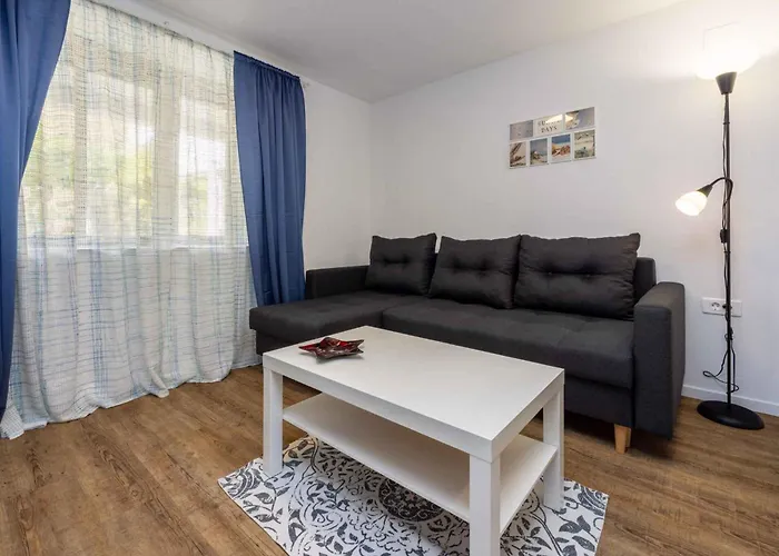 Apartment In 5803 *